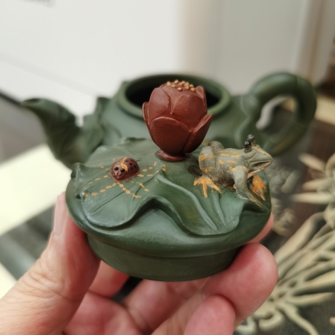 古玩雜項“蔣蓉”款綠泥青蛙瓢蟲蓮花壺拍賣,當前價格666元