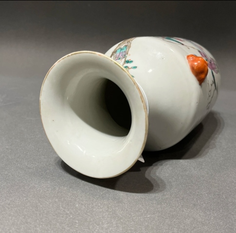 古玩陶瓷粉彩仕女嬰戲圖撇口瓶拍賣,當(dāng)前價(jià)格6800元