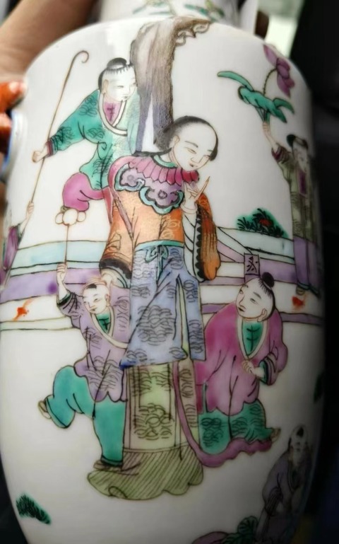 古玩陶瓷粉彩仕女嬰戲圖撇口瓶拍賣,當(dāng)前價(jià)格6800元