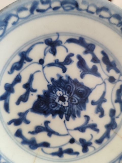 古玩陶瓷清代中期青花纏枝花卉紋盤拍賣，當前價格199元