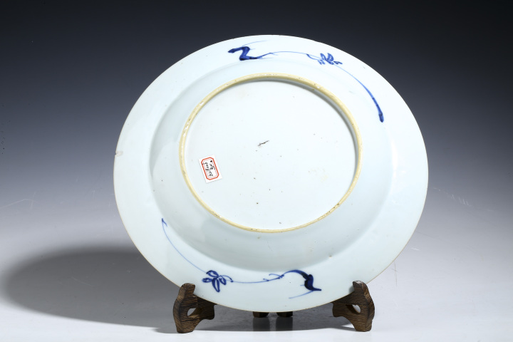 古玩陶瓷清康熙·大盤青花洞石花卉紋折沿盤拍賣，當(dāng)前價(jià)格2980元