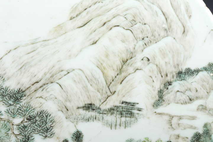 古玩陶瓷民國·粉彩山水圖圓形瓷版拍賣,當前價格10180元