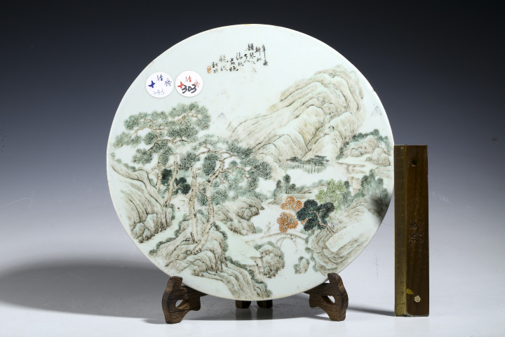 古玩陶瓷民國·粉彩山水圖圓形瓷版拍賣,當前價格10180元