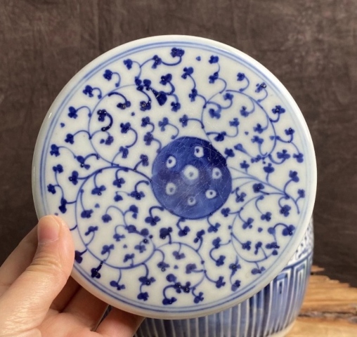 域鉴古玩】清中期青花缠枝莲盖罐拍卖价格/图片/值多少钱