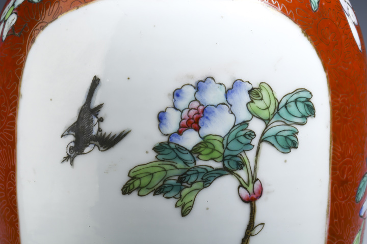 古玩陶瓷民國·胭脂紅地軋道粉彩開窗花鳥紋觀音瓶拍賣，當前價格11820元