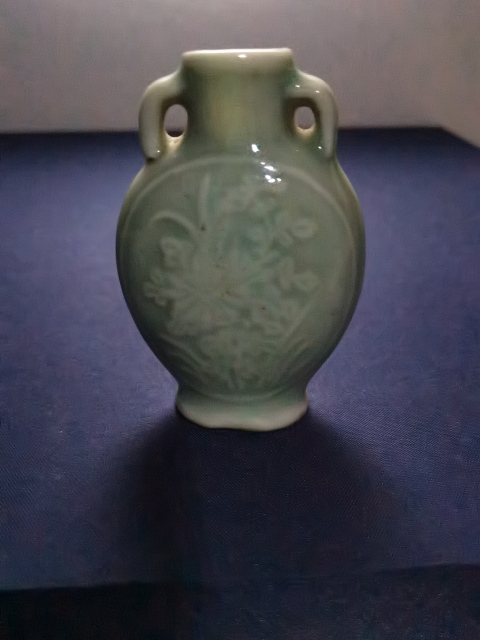 古玩陶瓷冬青釉印花小瓶拍賣,當前價格2300元