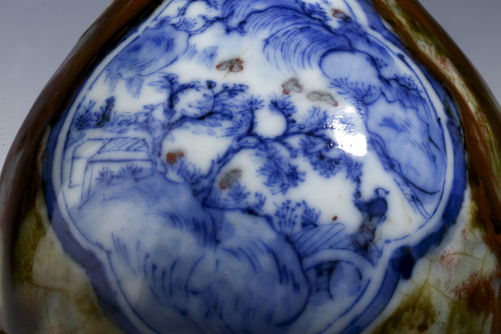古玩陶瓷清中晚·窯變釉開窗青花釉里紅山水人物紋蒜頭瓶拍賣，當前價格18000元