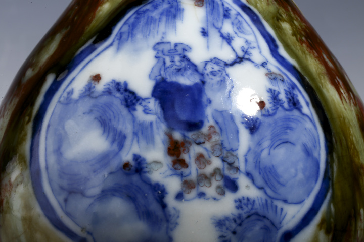 古玩陶瓷清中晚·窯變釉開窗青花釉里紅山水人物紋蒜頭瓶拍賣，當前價格18000元