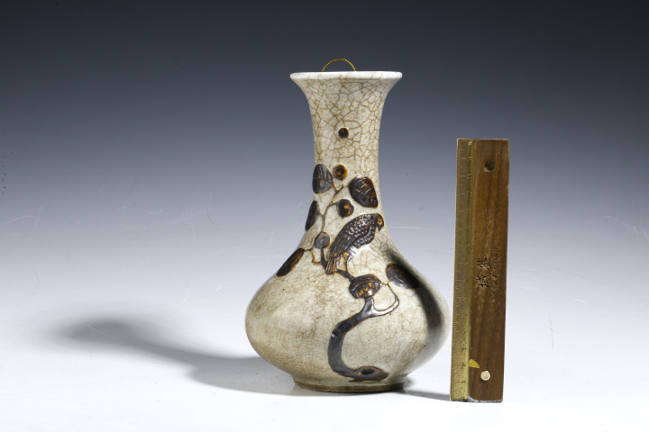 域鉴古玩】清晚·哥釉铁锈花花鸟纹赏瓶拍卖价格/图片/值多少钱