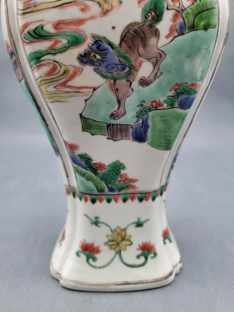 古玩陶瓷五彩瑞獸圖四方倭角瓶拍賣，當前價格32000元