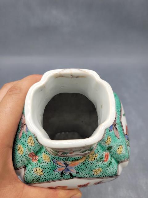 古玩陶瓷五彩瑞獸圖四方倭角瓶拍賣，當前價格32000元