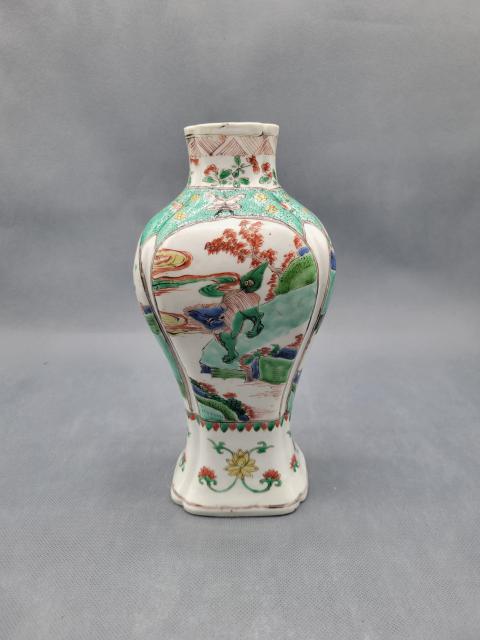 古玩陶瓷五彩瑞獸圖四方倭角瓶拍賣，當前價格32000元