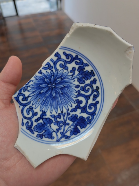 古玩陶瓷康熙早期細路青花扁菊紋碗標本拍賣,當前價格400元