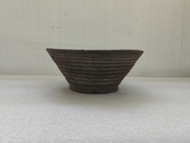 古玩陶瓷灰陶弦紋斗笠碗拍賣，當前價格680元
