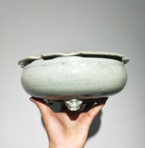 古玩陶瓷明代龍泉窯三足爐拍賣,當前價格1200元