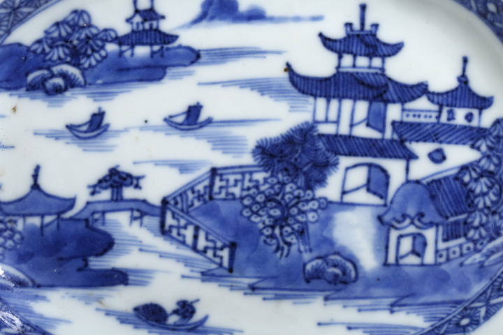 古玩陶瓷清中·青花山水樓閣紋橢圓盤拍賣，當前價格1200元