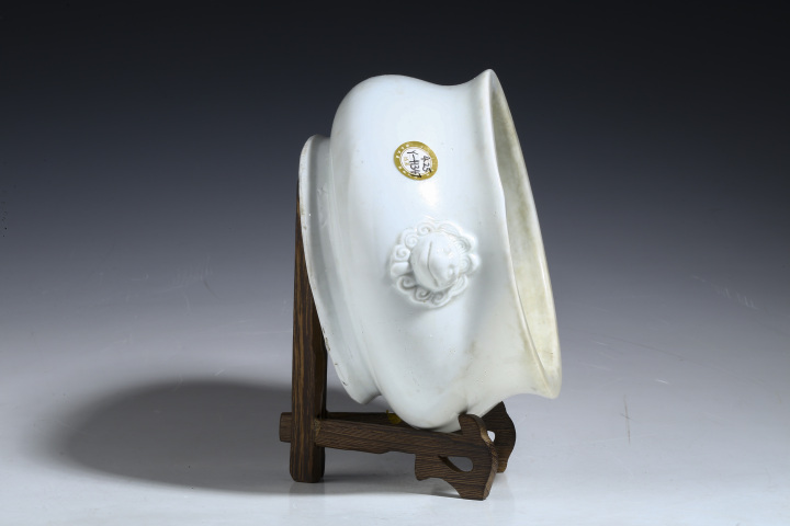 古玩陶瓷清·德化窯白釉獅耳爐拍賣，當前價格2200元