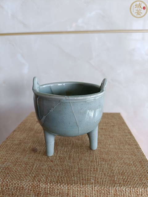 古玩陶瓷館藏級北宋龍泉青釉鼎式筆管爐拍賣,當前價格5980元