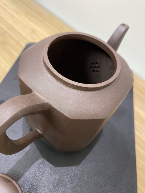 中国美術 中国古玩 中国宜興紫砂 花鳥紋樣花瓶2点 中国美術 中国古玩 中国宜興紫砂 花鳥紋樣花瓶2点（2 hole built