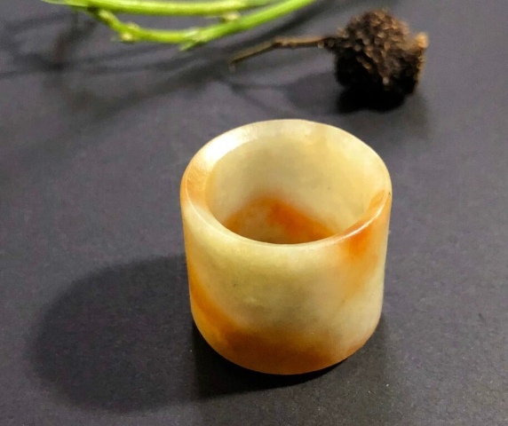 古玩玉器清代天然翡翠雕“素紋扳指”拍賣,當前價格9800元