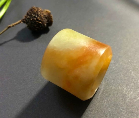 古玩玉器清代天然翡翠雕“素紋扳指”拍賣,當前價格9800元