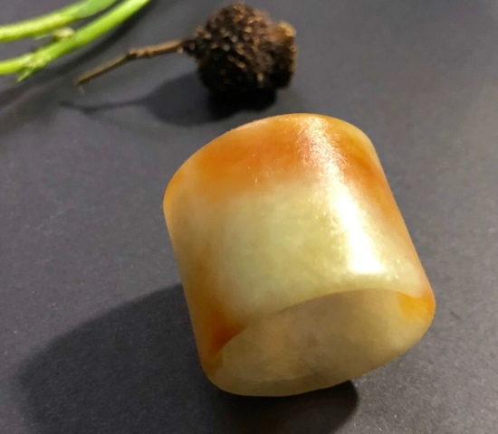 古玩玉器清代天然翡翠雕“素紋扳指”拍賣,當前價格9800元