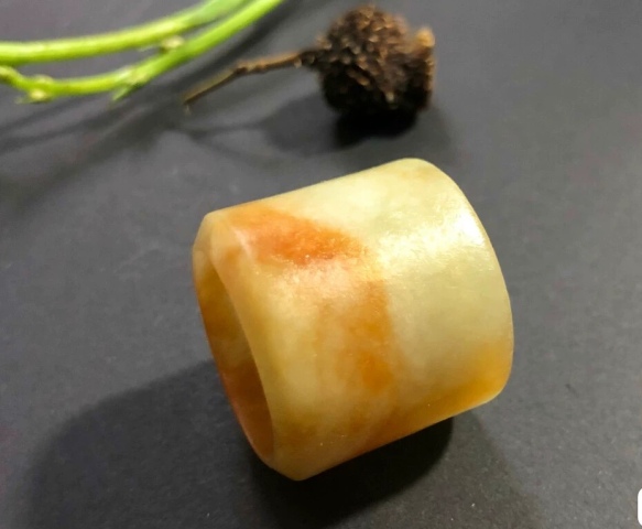 古玩玉器清代天然翡翠雕“素紋扳指”拍賣,當前價格9800元