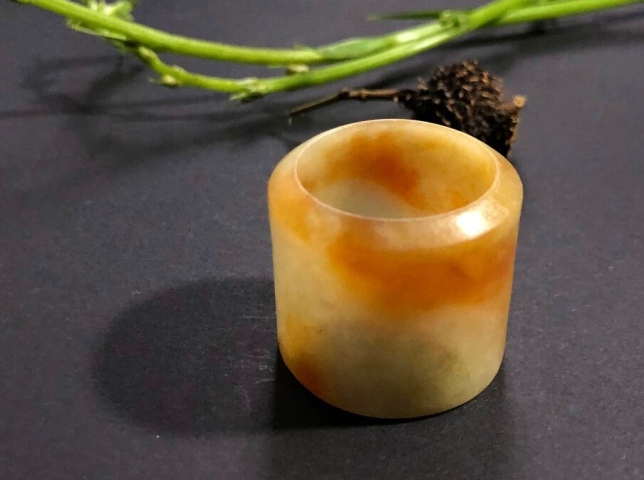 古玩玉器清代天然翡翠雕“素紋扳指”拍賣,當前價格9800元