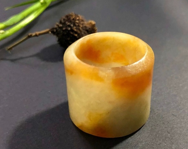 古玩玉器清代天然翡翠雕“素紋扳指”拍賣,當前價格9800元