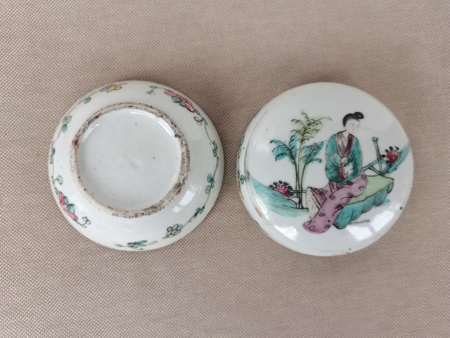古玩陶瓷粉彩仕女人物圖粉盒拍賣,當(dāng)前價(jià)格0元