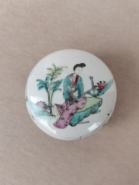 古玩陶瓷粉彩仕女人物圖粉盒拍賣,當(dāng)前價(jià)格0元