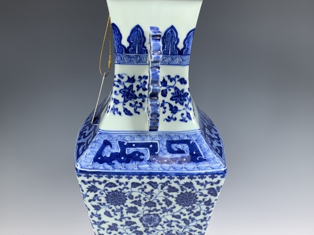 中国大清乾隆年製青花缠枝花紋双耳 尊、高约33.5cm x径22x口径13cm、 青花缠枝莲纹双耳尊- HOWE