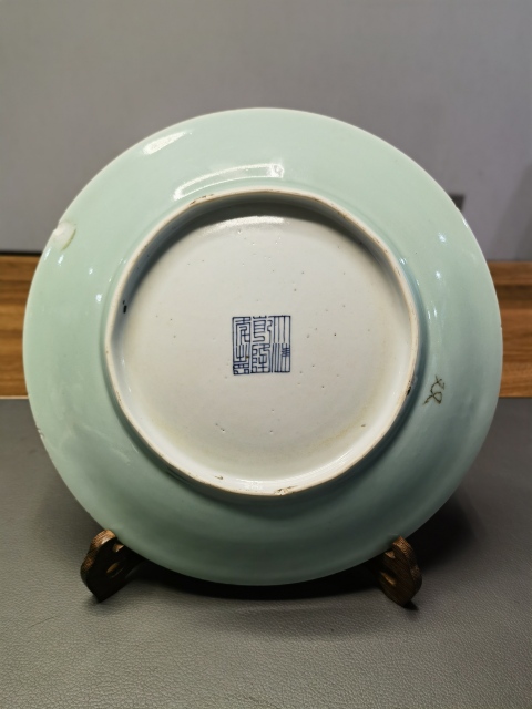 古玩陶瓷大清乾隆年製本朝官窯款豆青釉大盤拍賣,當前價格1800元