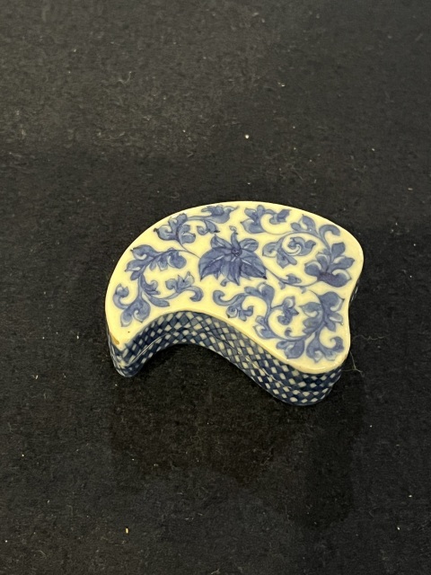 古玩陶瓷乾隆青花纏枝蓮紋葉型蓋盒拍賣，當(dāng)前價(jià)格6000元