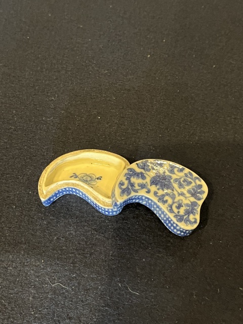 古玩陶瓷乾隆青花纏枝蓮紋葉型蓋盒拍賣，當(dāng)前價(jià)格6000元