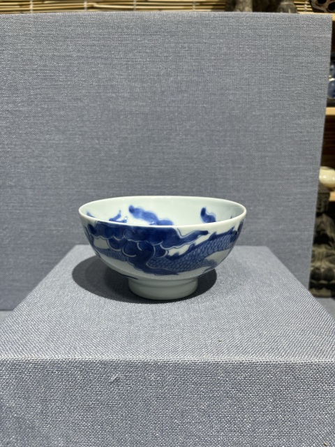 古玩陶瓷清雍正過墻龍紋青花茶碗拍賣,當前價格8500元