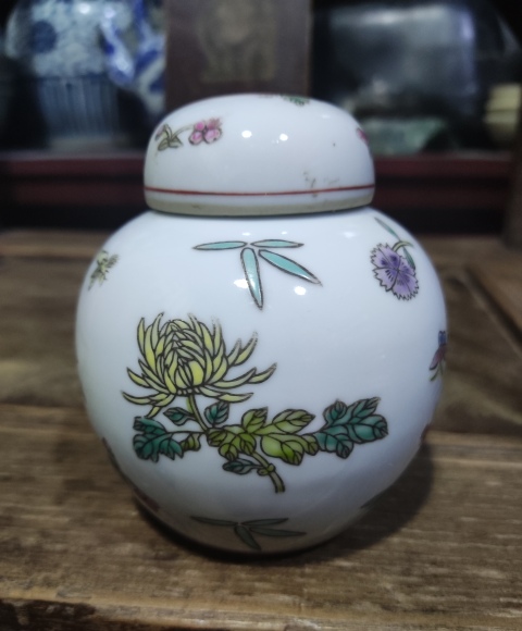 古玩陶瓷創匯期景德鎮粉彩花卉紋大蓋罐拍賣，當前價格228元