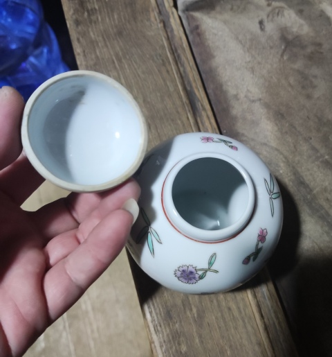 古玩陶瓷創匯期景德鎮粉彩花卉紋大蓋罐拍賣，當前價格228元
