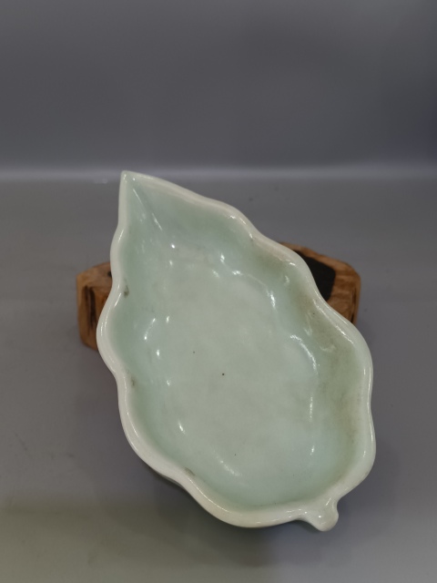 古玩陶瓷青釉樹葉型盤拍賣,當(dāng)前價格0元