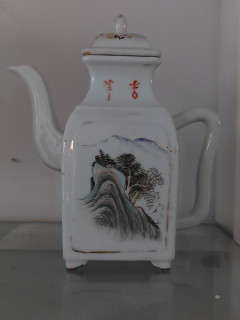 古玩陶瓷粉彩山水人物詩文四方壺拍賣,當(dāng)前價格1800元