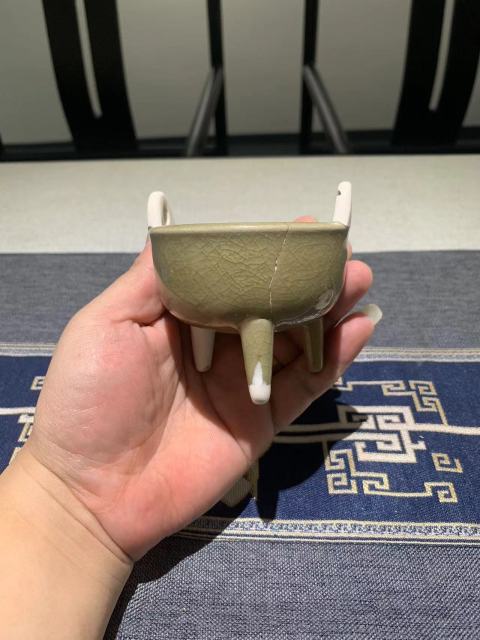 古玩陶瓷實物保真館藏級南宋龍泉青瓷鼎式爐拍賣,當(dāng)前價格2980元