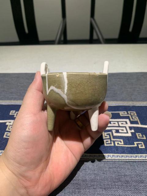 古玩陶瓷實物保真館藏級南宋龍泉青瓷鼎式爐拍賣,當(dāng)前價格2980元