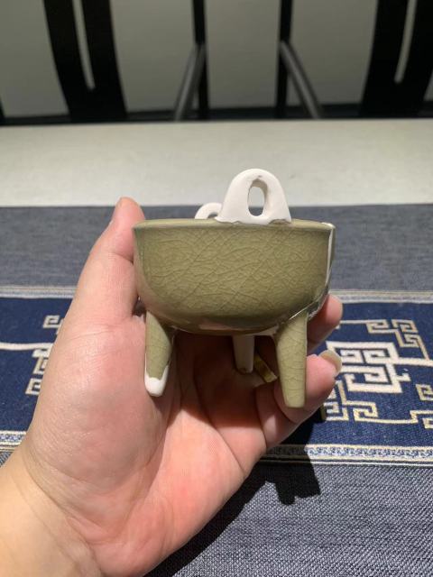 古玩陶瓷實物保真館藏級南宋龍泉青瓷鼎式爐拍賣,當(dāng)前價格2980元