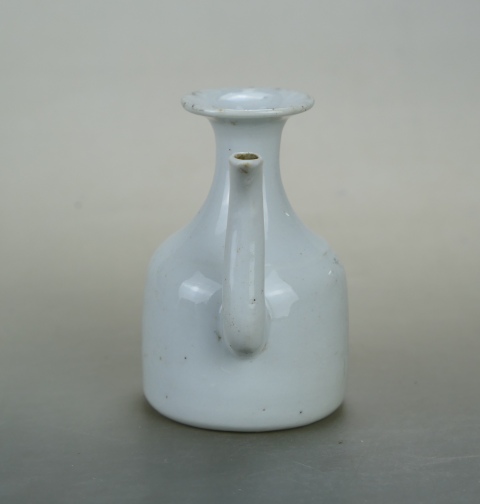 古玩陶瓷精美.清中期甜白釉單手執壺(盈手可握)拍賣,當前價格960元