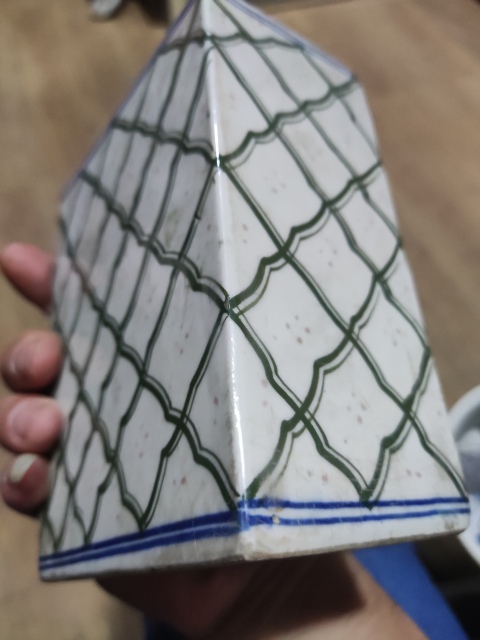 古玩陶瓷民國青花綠彩網(wǎng)格紋書擋拍賣,當(dāng)前價(jià)格188元