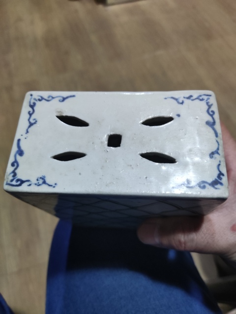 古玩陶瓷民國青花綠彩網(wǎng)格紋書擋拍賣,當(dāng)前價(jià)格188元