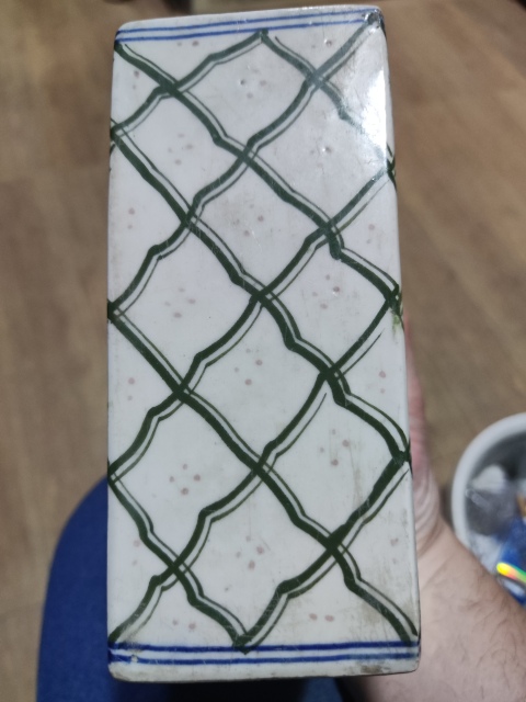 古玩陶瓷民國青花綠彩網(wǎng)格紋書擋拍賣,當(dāng)前價(jià)格188元