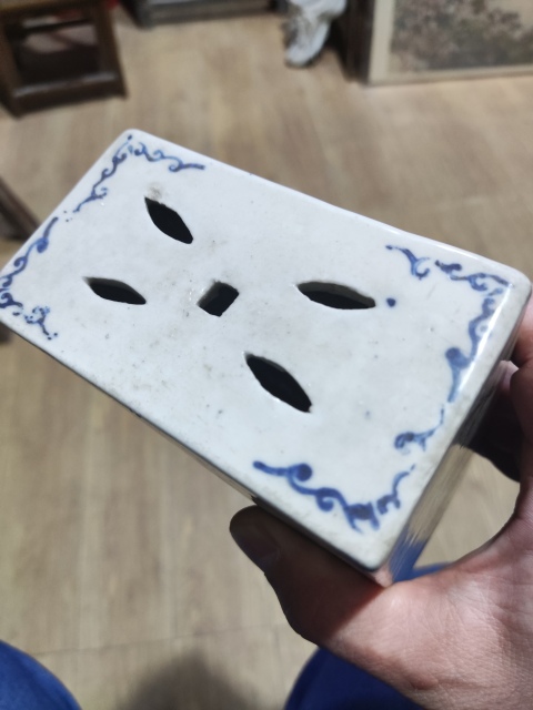 古玩陶瓷民國青花綠彩網(wǎng)格紋書擋拍賣,當(dāng)前價(jià)格188元