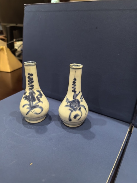 古玩陶瓷梅紋青花錐把瓶拍賣，當(dāng)前價(jià)格7800元