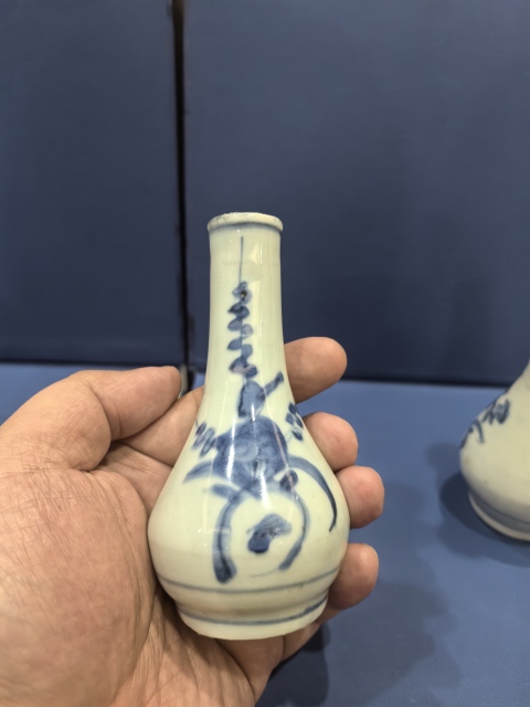 古玩陶瓷梅紋青花錐把瓶拍賣，當(dāng)前價(jià)格7800元